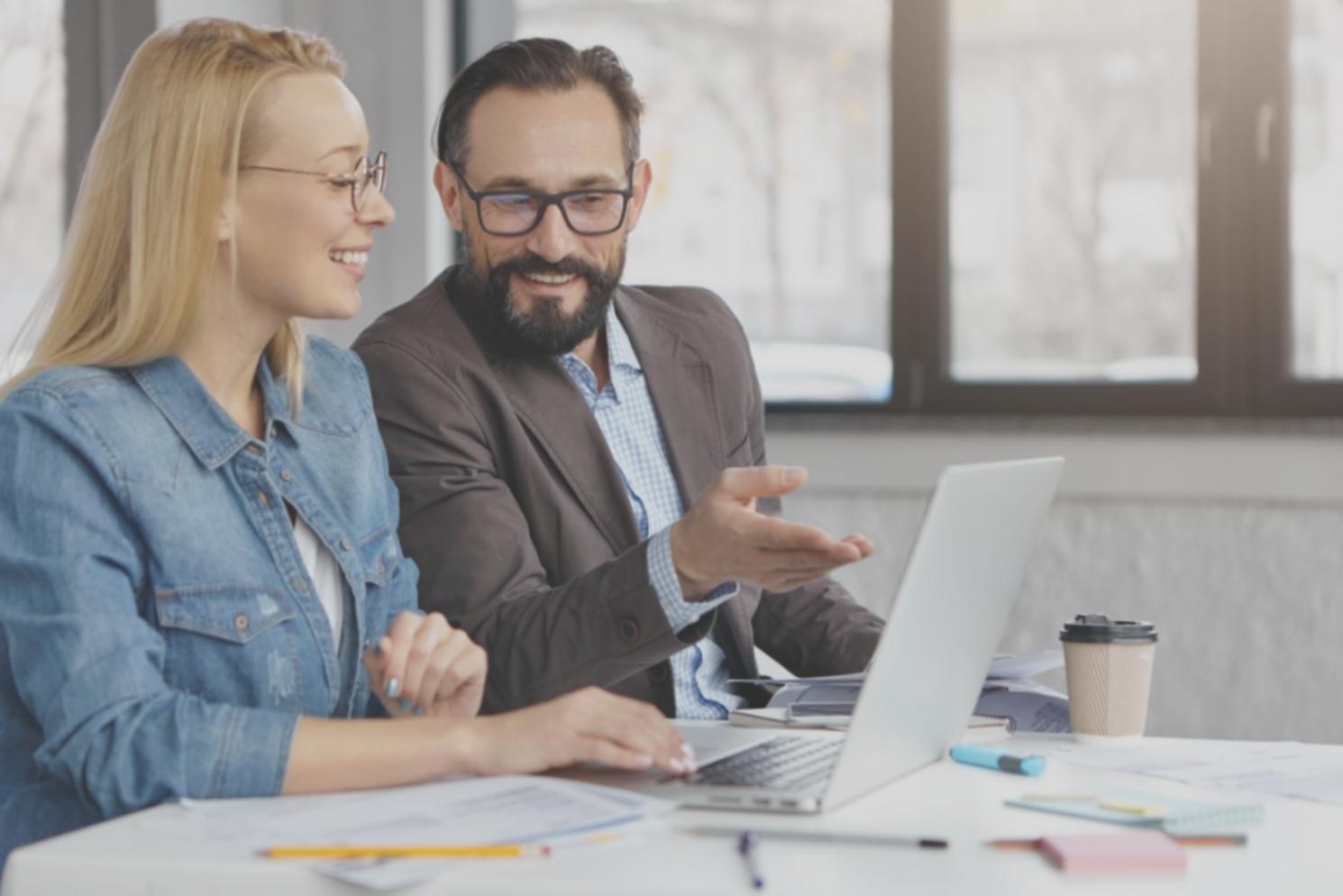 Grupo de profesionales colaborando en análisis financiero
